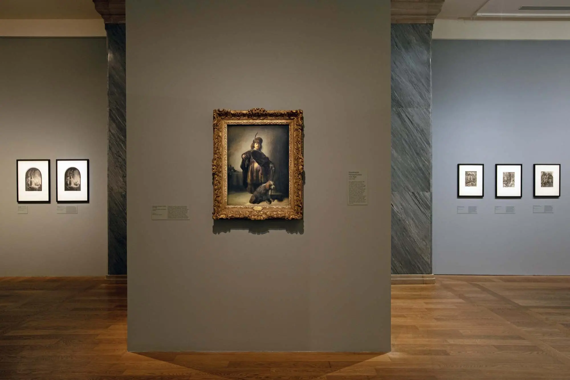 Salle de musée avec de petites peintures sur les murs.